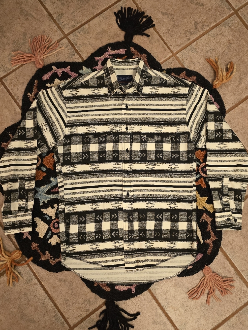 🔥🔥Vintage Wrangler Black & Cream Patterned Western Button-Up Shirt🔥🔥 SIZE L